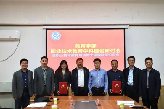 图片包含 人, 桌子, 室内, 红酒描述已自动生成 图片包含 人, 桌子, 室内, 红酒描述已自动生成