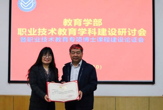 图片包含 游戏机, 标志, 男人, 站描述已自动生成 图片包含 游戏机, 标志, 男人, 站描述已自动生成